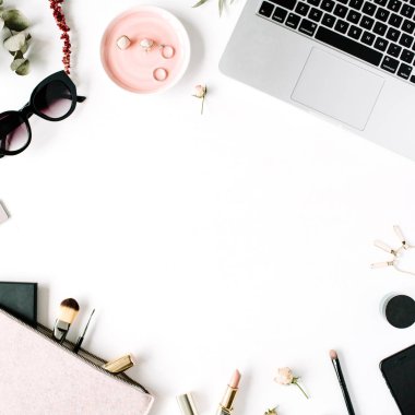 Trendy ve şık kadınsı aksesuarları düzenleme