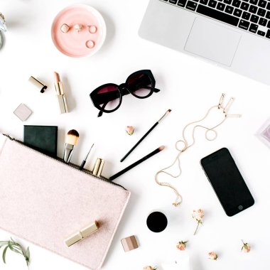 Trendy ve şık kadınsı aksesuarları düzenleme