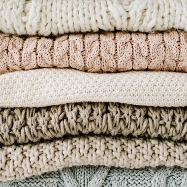 Trendy ve şık kadınsı aksesuarları düzenleme