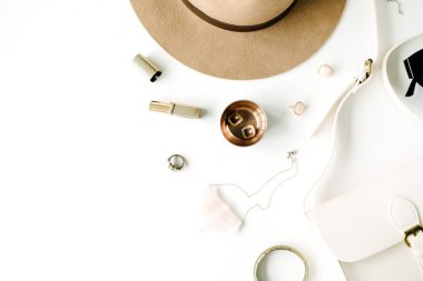 Trendy ve şık kadınsı aksesuarları düzenleme