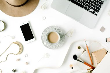 Trendy ve şık kadınsı aksesuarları düzenleme
