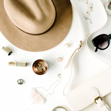 Trendy ve şık kadınsı aksesuarları düzenleme