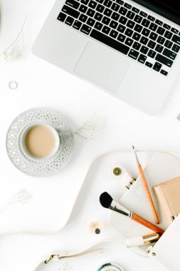 Trendy ve şık kadınsı aksesuarları düzenleme
