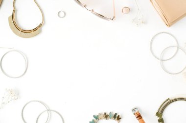 Trendy ve şık kadınsı aksesuarları düzenleme