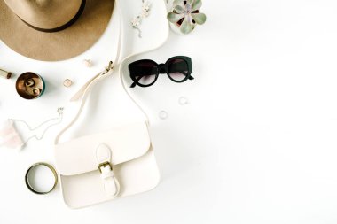 Trendy ve şık kadınsı aksesuarları düzenleme