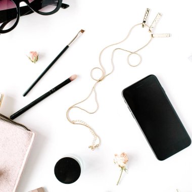 Trendy ve şık kadınsı aksesuarları düzenleme