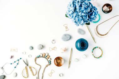 Ortanca, kadınsı aksesuarları, altın klipler