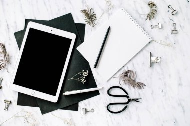 Modaya uygun modern düz yatıyordu çalışma alanı