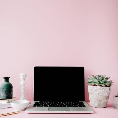 Modaya uygun modern düz yatıyordu çalışma alanı