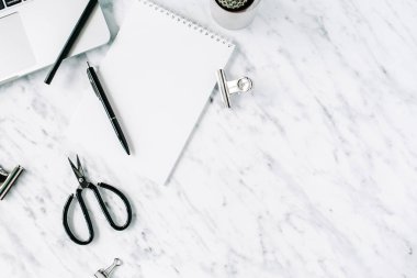 Modaya uygun modern düz yatıyordu çalışma alanı