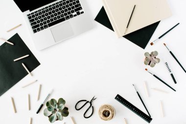 Modaya uygun modern düz yatıyordu çalışma alanı