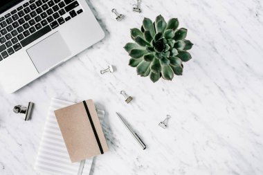 Modaya uygun modern düz yatıyordu çalışma alanı