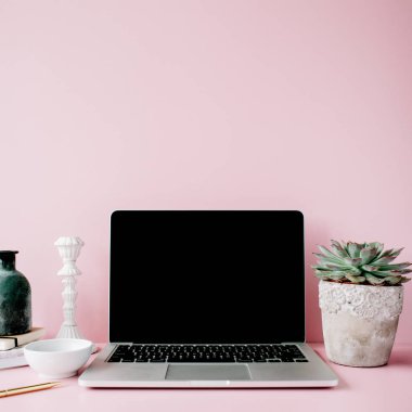 Modaya uygun modern düz yatıyordu çalışma alanı