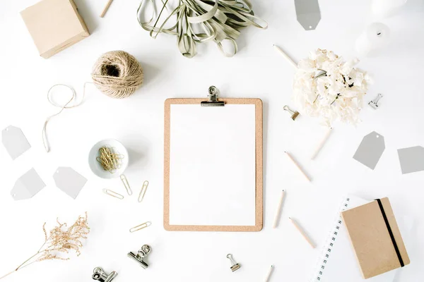 Trendy flat lay minimale spazio di lavoro femminile — Foto Stock