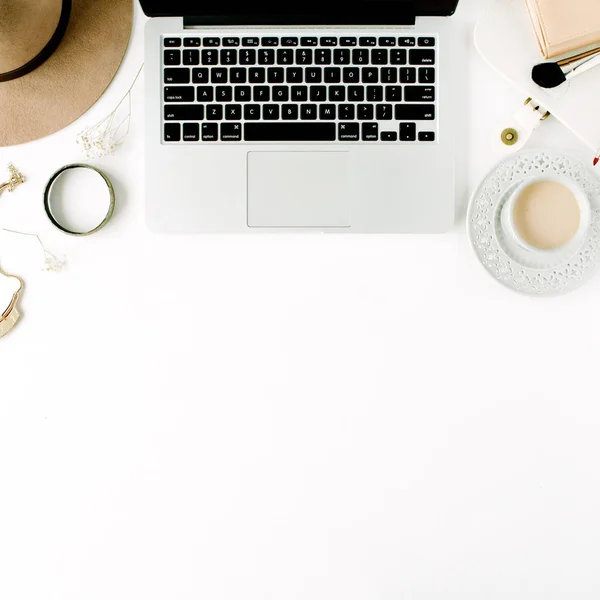 Moderno piso tendido mínimo espacio de trabajo femenino — Foto de Stock