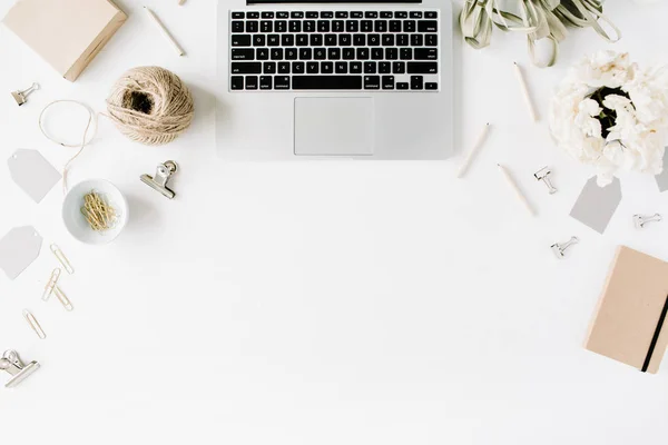 Moderno piso tendido mínimo espacio de trabajo femenino — Foto de Stock