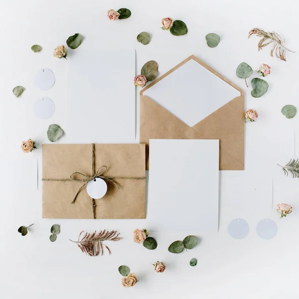 Wedding invitation cards, craft envelopes — Stock Photo, Image