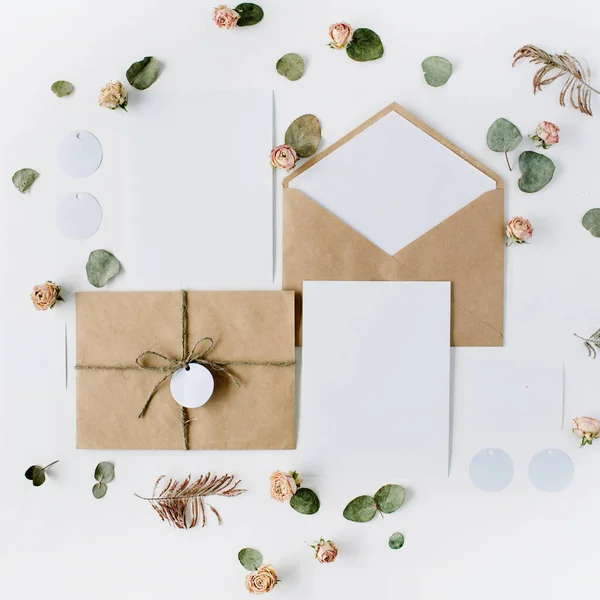 Cartões de convite de casamento, envelopes de artesanato — Fotografia de Stock