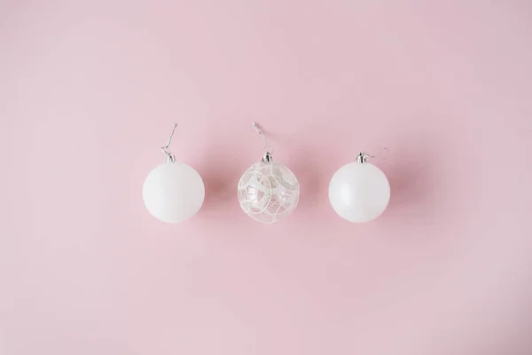 Kerstdecoratie: witte glazen kerstballen — Stockfoto