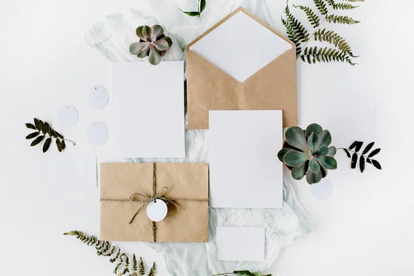 Cartões de convite de casamento, envelopes artesanais, rosas rosa e vermelha — Fotografia de Stock