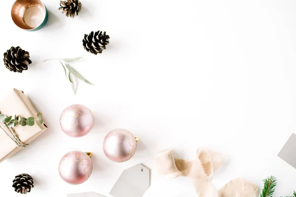 Ramos de abeto, cones de pinheiro, bolas de Natal, fita e ouropel — Fotografia de Stock