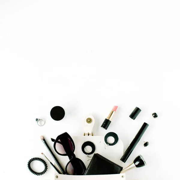 Dompet, aksesoris, tas, kosmetik, kacamata hitam di atas putih — Stok Foto