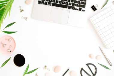 Çalışma alanı ile dizüstü bilgisayar, dizüstü bilgisayar, palmiye dalı, kahve fincanı, makas ve küçük resimleri