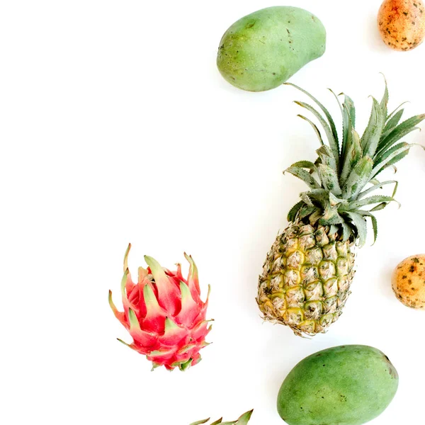 Exotiska frukter: mango, ananas, passionsfrukt och drakfrukt — Stockfoto