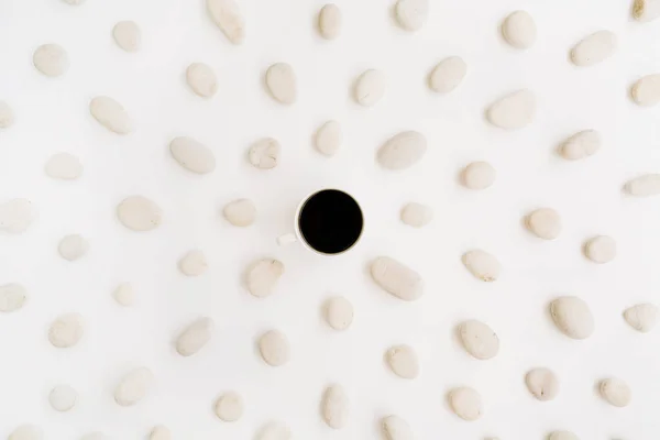Taza de café negro con patrón neutro de piedras beige — Foto de Stock