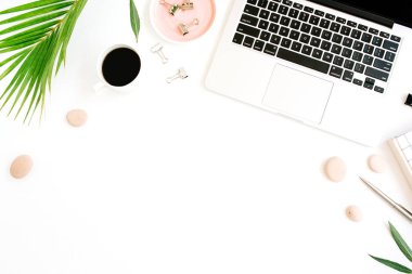 Dizüstü, laptop, palmiye dalı, kahve fincanı ile çalışma alanı