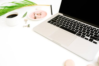 Çalışma alanı dizüstü bilgisayar, palmiye dalı, kahve fincanı ve Klipler