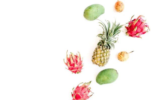 Mango, ananas, passievruchten en dragon fruit — Stockfoto