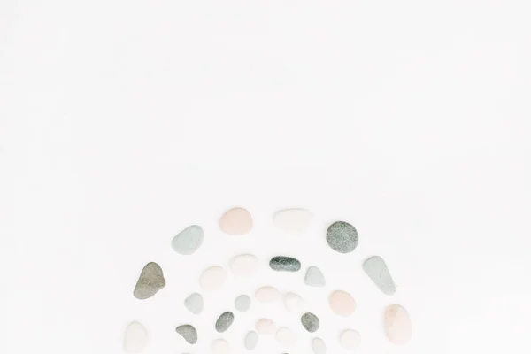 Kreatív spirális elrendezés a színes kövek — Stock Fotó