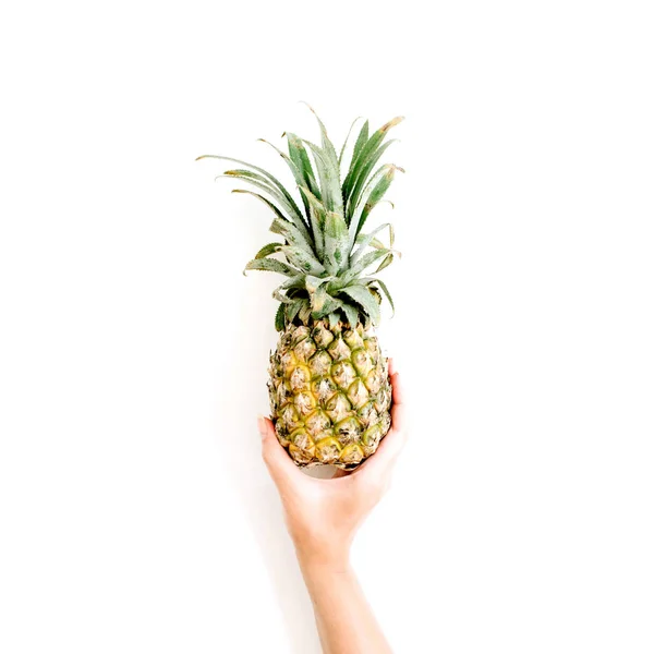 Girl's ręka gospodarstwa ananas — Zdjęcie stockowe