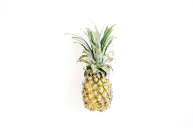 Beyaz arkaplanda ananas