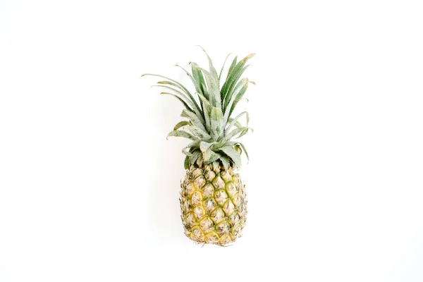 Ananas na białym tle — Zdjęcie stockowe