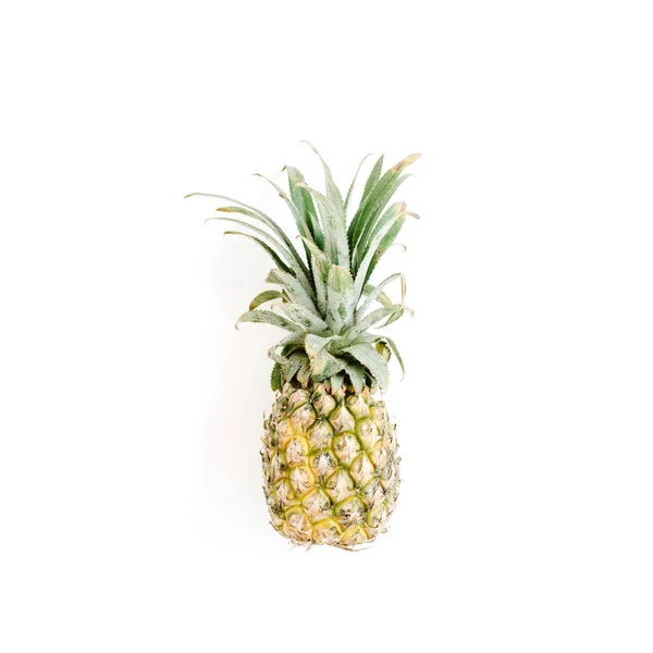 Ananas op witte achtergrond. — Stockfoto