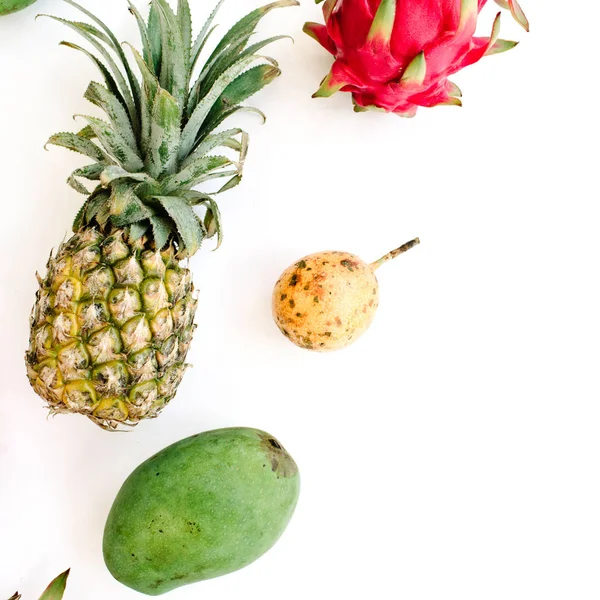 Mango, ananas, passievruchten en dragon fruit — Stockfoto