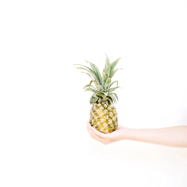 Girl's ręka gospodarstwa ananas — Zdjęcie stockowe