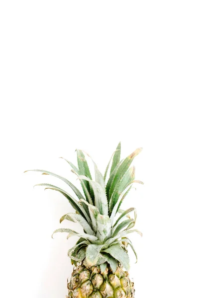 Abacaxi sobre fundo branco — Fotografia de Stock