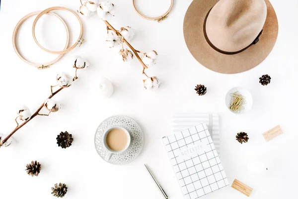 Accessori femminili disposizione con caffè — Foto Stock