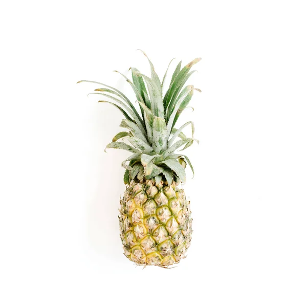 Ananas på vit bakgrund — Stockfoto