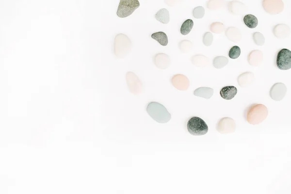 Spiraal rangschikking van gekleurde stenen — Stockfoto