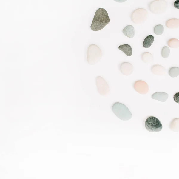 Spiraal rangschikking van gekleurde stenen — Stockfoto