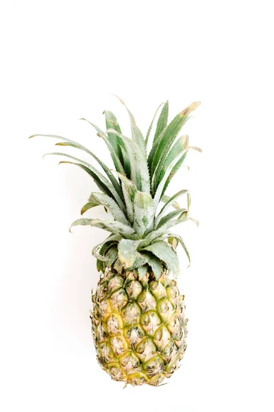 Ananas på vit bakgrund. — Stockfoto