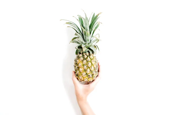 Girl's ręka gospodarstwa ananas — Zdjęcie stockowe