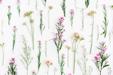 Çiçek desenli pembe ve bej kır çiçekleri ile