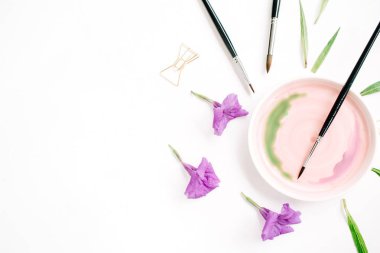 Sanatçı çalışma alanıyla suluboya, Boya fırçaları, altın klipler