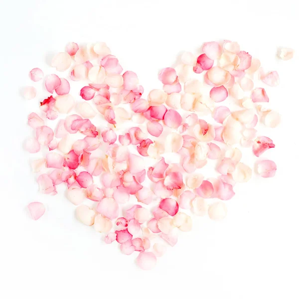 Símbolo del corazón hecho de pétalos de rosa rosa . — Foto de Stock