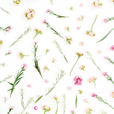 Çiçek desenli pembe ve bej kır çiçekleri ile